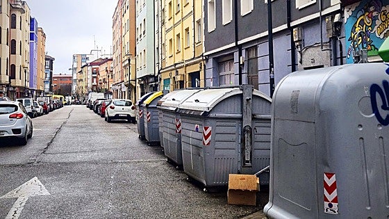 Camiones de basura de madrugada y dos islas de contenedores en 100 metros en Burgos: «Paran dos veces en una calle muy corta»