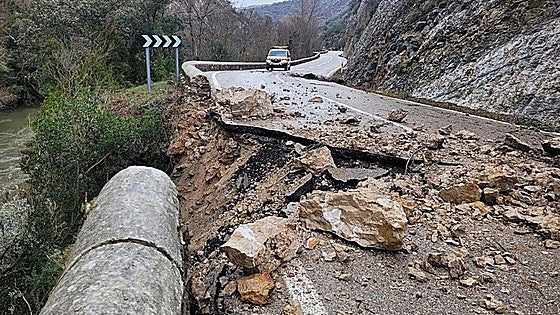 Los comerciantes de un pueblo de Burgos que se vuelcan con sus vecinos: entregas gratis por el corte de una carretera