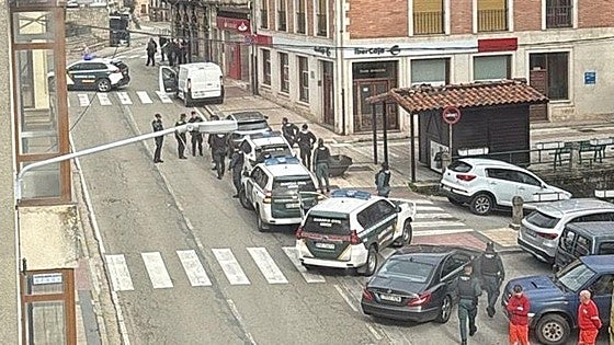 Detienen a un hombre tras retener a su madre y a una cuidadora con un martillo y dos arma de fuego en un pueblo de Burgos