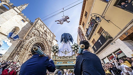 La Bajada del Ángel pone el broche de oro a la Semana Santa en Aranda