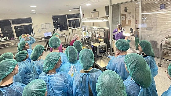 Alumnas de ESO de Burgos visitan los servicios no asistenciales del HUBU