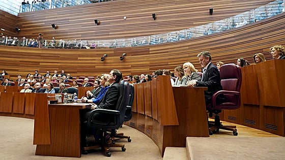 Las nuevas Cortes de Castilla y León echan a andar con Francisco Vázquez como presidente de la Cámara