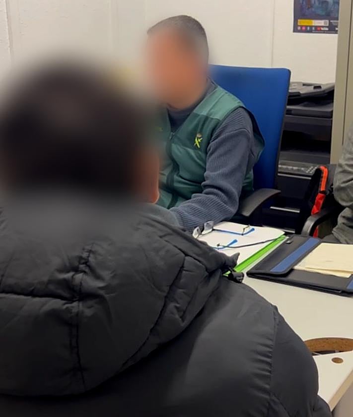 Imagen secundaria 2 - Los agentes toman declaración y las hueles del detenido acusado de dos agresiones sexuales.