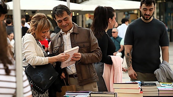 Las librerías de Burgos triunfan en el Día del Libro: «No hemos mirado números, pero ha sido una buena jornada»