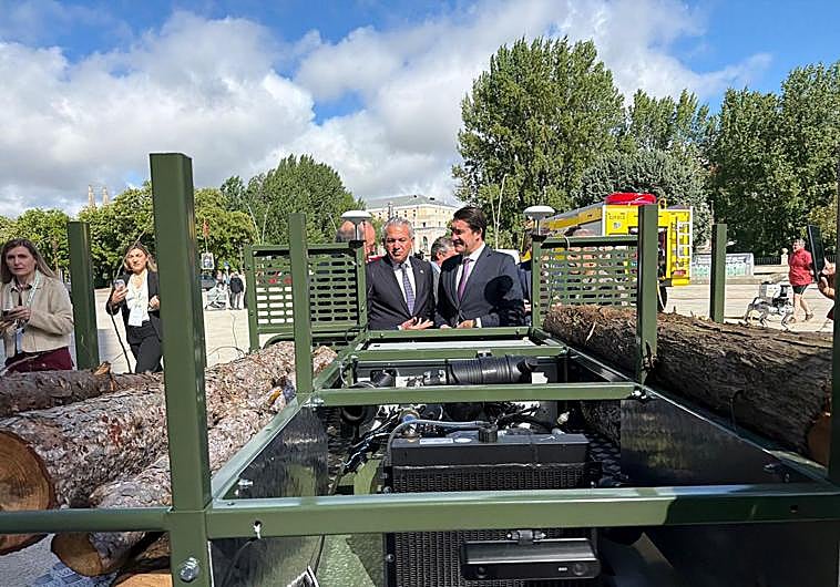 Imagen principal - Nicanor Sen en la inauguración del I Congreso Internacional de Digitalización Forestal (CIDIFOR)