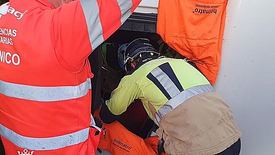 Atrapado en un camión frigorífico al volcar el vehículo en una autopista de Burgos