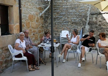 Un grupo de vecinos de un pueblo de Burgos charla en la terraza del único bar en una imagen de archivo.