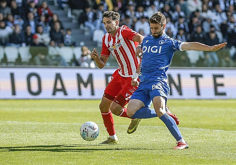 Mario González, en el partido ante el Almería antes de lesionarse.