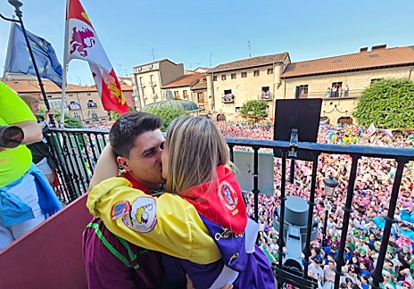 Imagen secundaria 1 - Lucas y Alicia protagonizaron uno de los Bombazos más románticos que se recuerdan