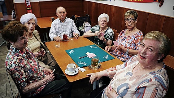 «Era oxígeno. No pasábamos las tardes solos en casa»: el drama de un grupo de mayores de Burgos por el cierre indefinido de un centro social