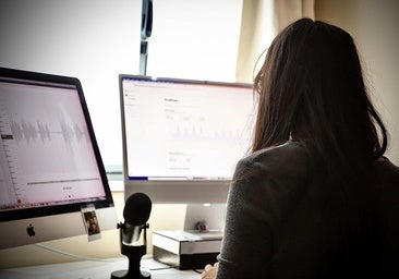 'M', creadora del podcast 'Crímenes con M' en su mesa de trabajo