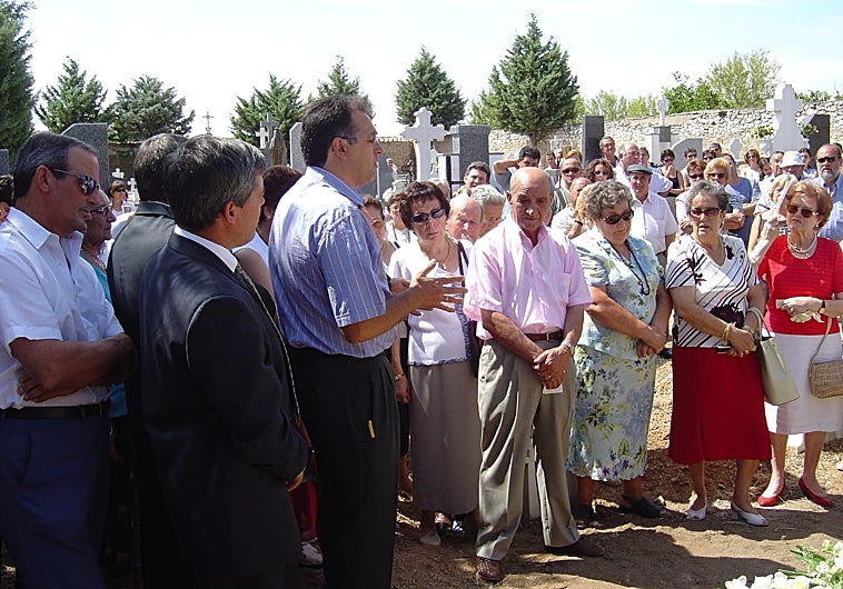 Imagen principal - El homenaje se celebró en Olmedillo de Roa en el año 2004