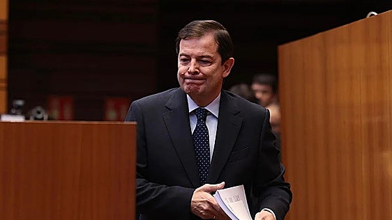 Compromisos de Mañueco, de los 900 euros para el carné de conducir a la cita con el médico de Familia en 48 horas