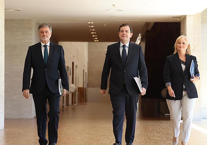 Francisco Vázquez, presidente de las Cortes, Alfonso Fernández Mañueco y Leticia García, portavoz del PP en el parlamento.