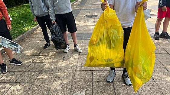 300 voluntarios retiran 100 de kilos de plásticos del río Vena, en el Día del Medio Ambiente