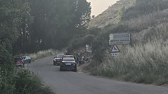 Colas en la fuente de un pueblo cercano a Aranda tras el corte de agua: «Parece una autopista»