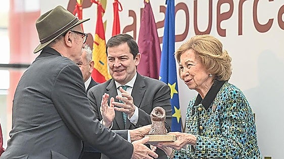 Atapuerca reconoce a la reina Doña Sofía, Sánchez Galán y al científico Carlos Perreto