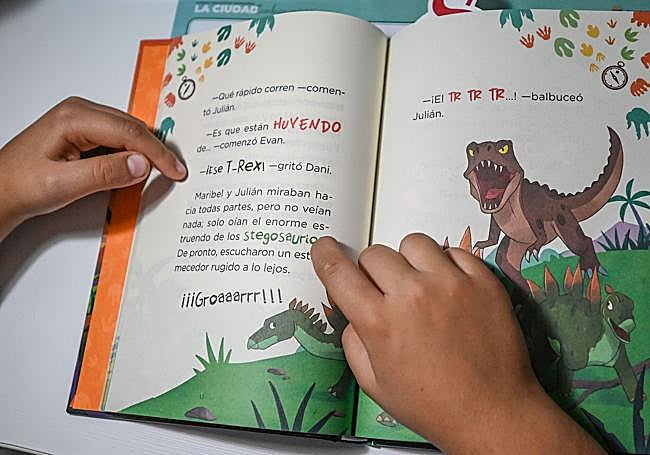 Un joven lector disfruta de su libro.