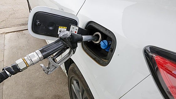 Más movilidad y mayor actividad económica aumentan el consumo de carburante en Burgos