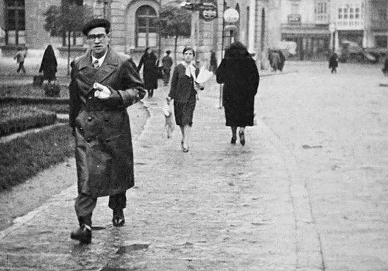Antonio José, con sus partituras bajo el brazo, caminando junto al Teatro Principal en Burgos.