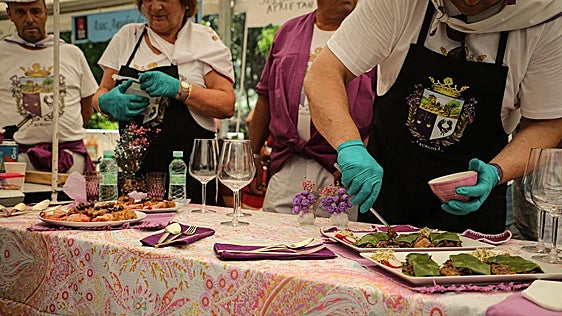El 'Buen Yantar' de Burgos reúne a miles de personas entre música, cazuelas y peñas