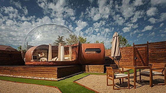 Dormir dentro de una burbuja mirando al cielo: el pueblo de Burgos que acoge el primer glamping de la provincia