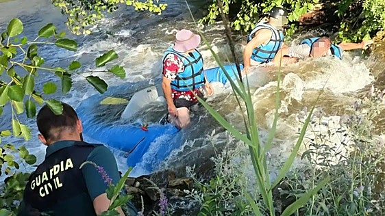 Salvan la vida a un hombre a punto de ahogarse cuando descendía en lancha el Ebro en el norte de Burgos