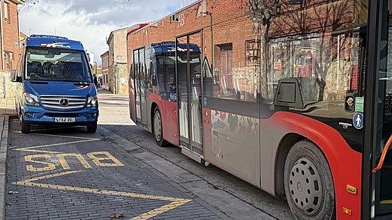 «Cualquier día se va a atropellar a alguien»: indignación en Burgos por los coches en doble fila y el bloqueo de las paradas de bus