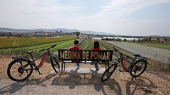 Medina de Pomar estrena su primer servicio de bicicletas eléctricas para recorrer Las Merindades de Burgos