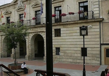 Sorprendidos dos jóvenes mientras realizaban pintadas vandálicas en un espacio público de Miranda