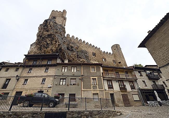 Castillo de Frías visto desde abajo.