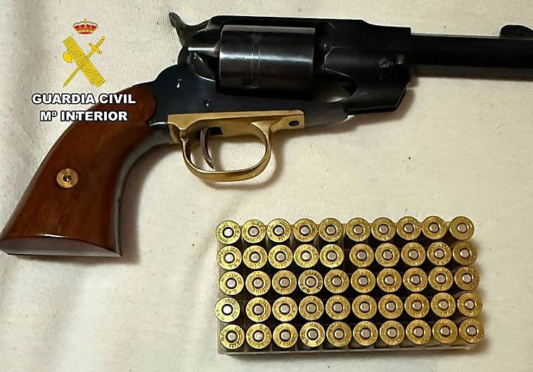 Imagen principal - Armas encautadas por la Guardia Civil.