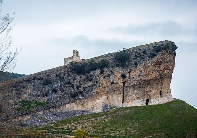 La Peña Colorada y la ermita de San Pantaleón en Pantaleón de Losa