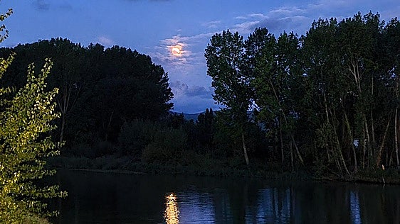 El eclipse de Luna sorprende a una Miranda dormida