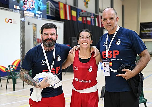 Nora González junto a miembros del cuerpo técnico nacional.