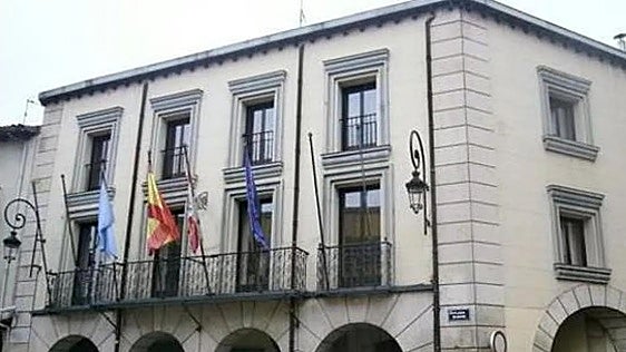 Piden que se investigue al secretario del Ayuntamiento de Aranda de Duero por valorar al alza su propio puesto de trabajo