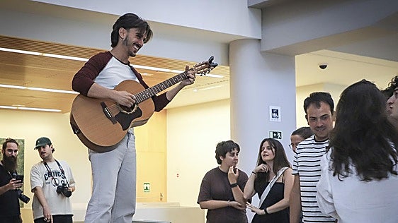 Una invitación secreta y un lince: así sorprendió un cantante al presentar su disco en el MEH de Burgos