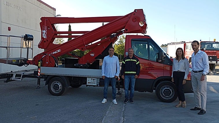 La Diputación de Burgos refuerza el parque de bomberos del Valle de Mena con un nuevo camión-cesta