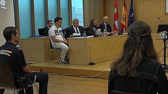 Acusación y Fiscalía desacreditan la enfermedad mental como causa del asesinato de su suegro en Aranda en 2024