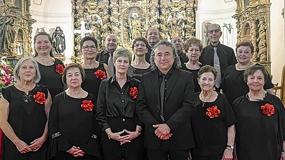 El coro de Fuentearmegil, con el director Héctor Díez en el centro de la imagen.