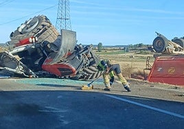 Estado en el que ha quedado el tractor en el lugar del accidente en la N-122, en Burgos..