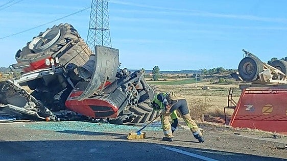 Tres heridos, uno de ellos atrapado, en un aparatoso accidente entre un tractor y un turismo en un pueblo de Burgos