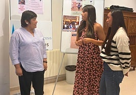 De izquierda a derecha: Hilda Vizarro, responsable de Migraciones de la Diócesis; Ángel Alcalde, responsable de comunicación y coordinadora de apoyo en Primaria de Atalaya Intercultural; y Lindsay López, de Atalaya.