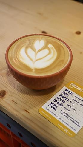 Imagen secundaria 2 - Dejó Madrid y apostó por Gamonal: el artista Juay regresa a Burgos para revolucionar el barrio con diseño y café de especialidad
