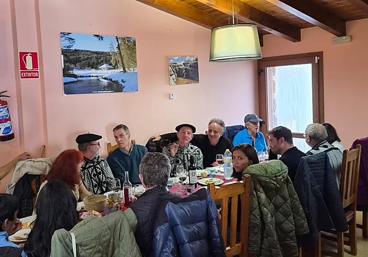 Imagen principal - Pedro Sánchez en Quintanar de la Sierra comiendo con los vecinos este miércoles.