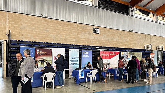 El Pabellón Multifuncional de Bayas de Miranda accogió una jornada orientada a fomentar el empleo en la localidad