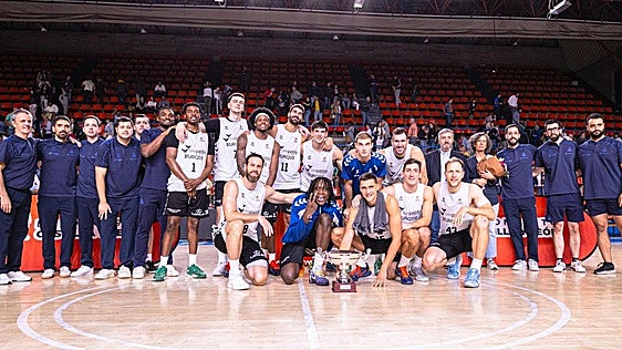 El San Pablo Burgos reina en la fiesta del baloncesto burgalés y se lleva la Copa Castilla y León ante el Tizona