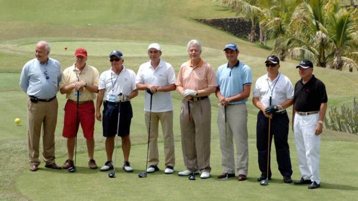 Clinton juega al golf con políticos canarios