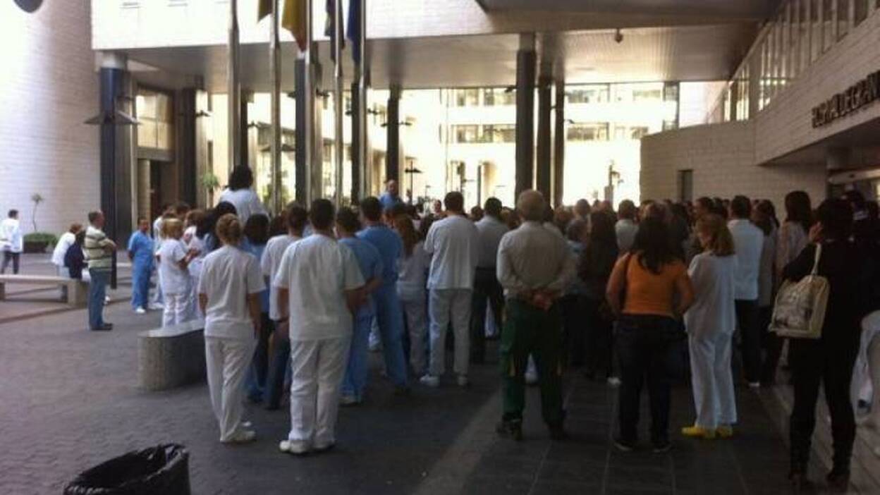 Los trabajadores de Sanidad inician las protestas de los miércoles