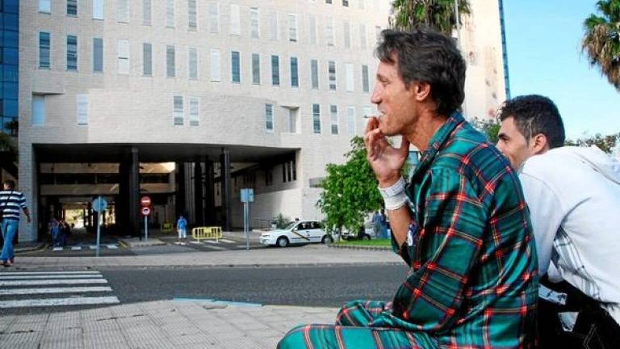 A la rotonda del hospital para fumar a gusto